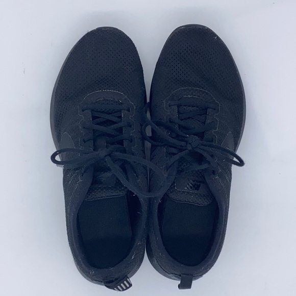 Nike boys Black tennis shoes Size Y 4.5 - Picture 1 of 5